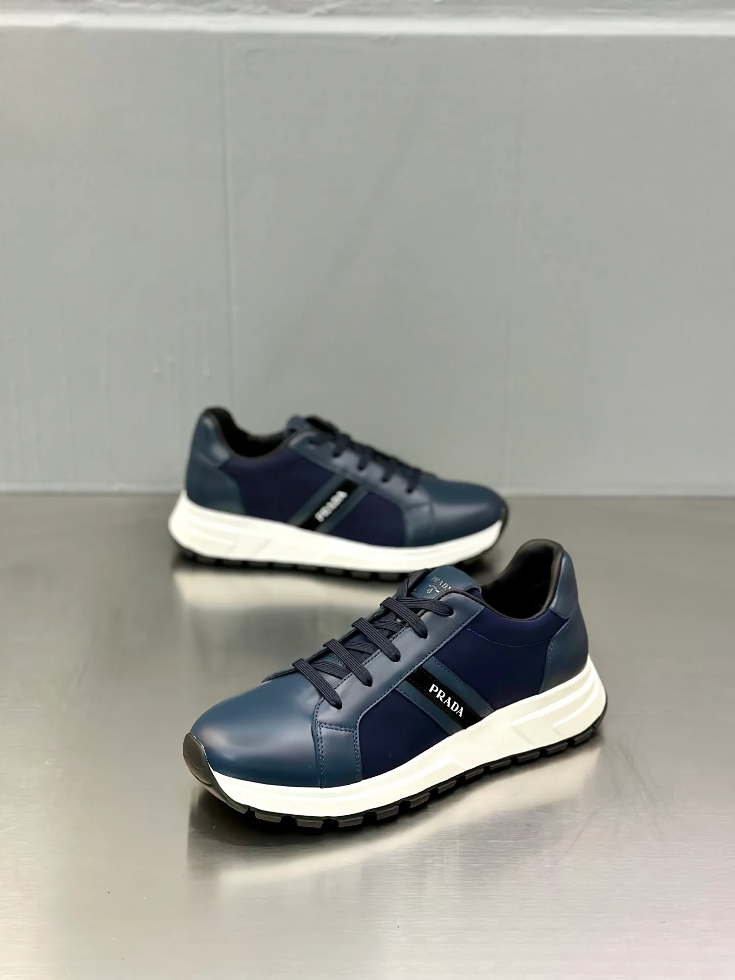 💰740 Prada/Prada men's new mesh stitching sneakers. This sneaker presents a modern version, reinterpreting the brand's archive style with clean lines and smooth details. The shoes are made of calf leather and technical fabric, with a triangular metal logo on the outside, bright TPU decoration on the heel, and a longer and padded inner heel design for a more comfortable fit. The tongue is decorated with a silk-screen logo, and is paired with a hollow rubber sole on the heel. The full cowhide lining comes standard with logo cowhide foot pads, making the upper foot taller, more comfortable, and versatile! Comes with full original packaging! Size: 39-40-41-42-43-44 standard leather shoe size (45 can be customized and does not support returns)